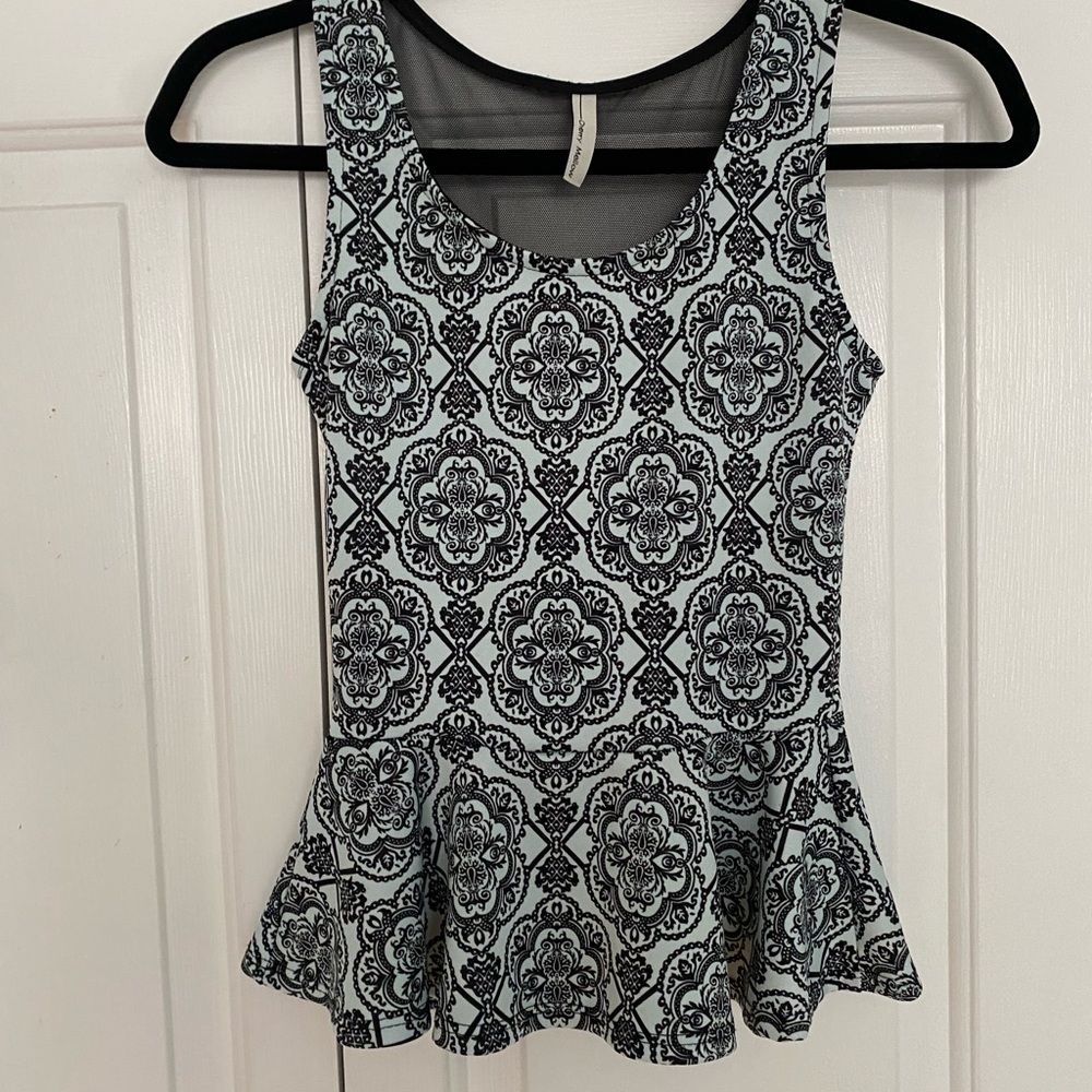Elegant top with a beautiful back. Stunning 🤩 never worn